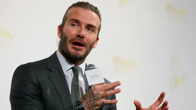 Gaya Maskulin David Beckham Saat Promosikan Kasino di Jepang