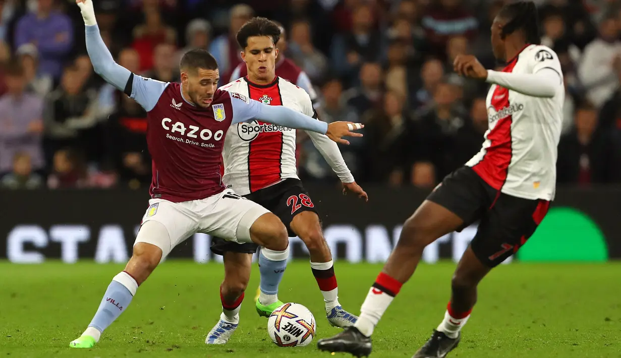 Gelandang Aston Villa Emiliano Buendia (kiri) berlari membawa bola dibayangi pemain Southampton dalam pekan ke-8  Liga Premier Inggris di Villa Park, Sabtu (17/09/2022). Aston Villa unggul 1-0 berkat gol Jacob Ramsey pada menit ke-41. (Photo by Geoff Caddick / AFP)