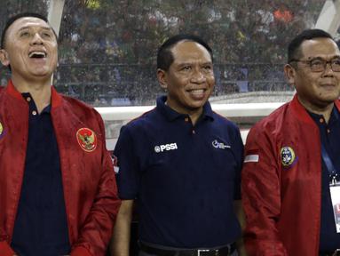 Menpora, Zainuddin Amali, bersama Ketum PSSI, Mochammad Iriawan dan Dirut LIB, Cucu Sumantri saat pembukaan Shopee Liga 1 2020 di Stadion Gelora Bung Tomo, Surabaya, Sabtu (29/2). Sebanyak 18 klub akan berlaga dalam kompetisi kasta tertinggi di Indonesia ini.(Bola.com/Yoppy Renato)