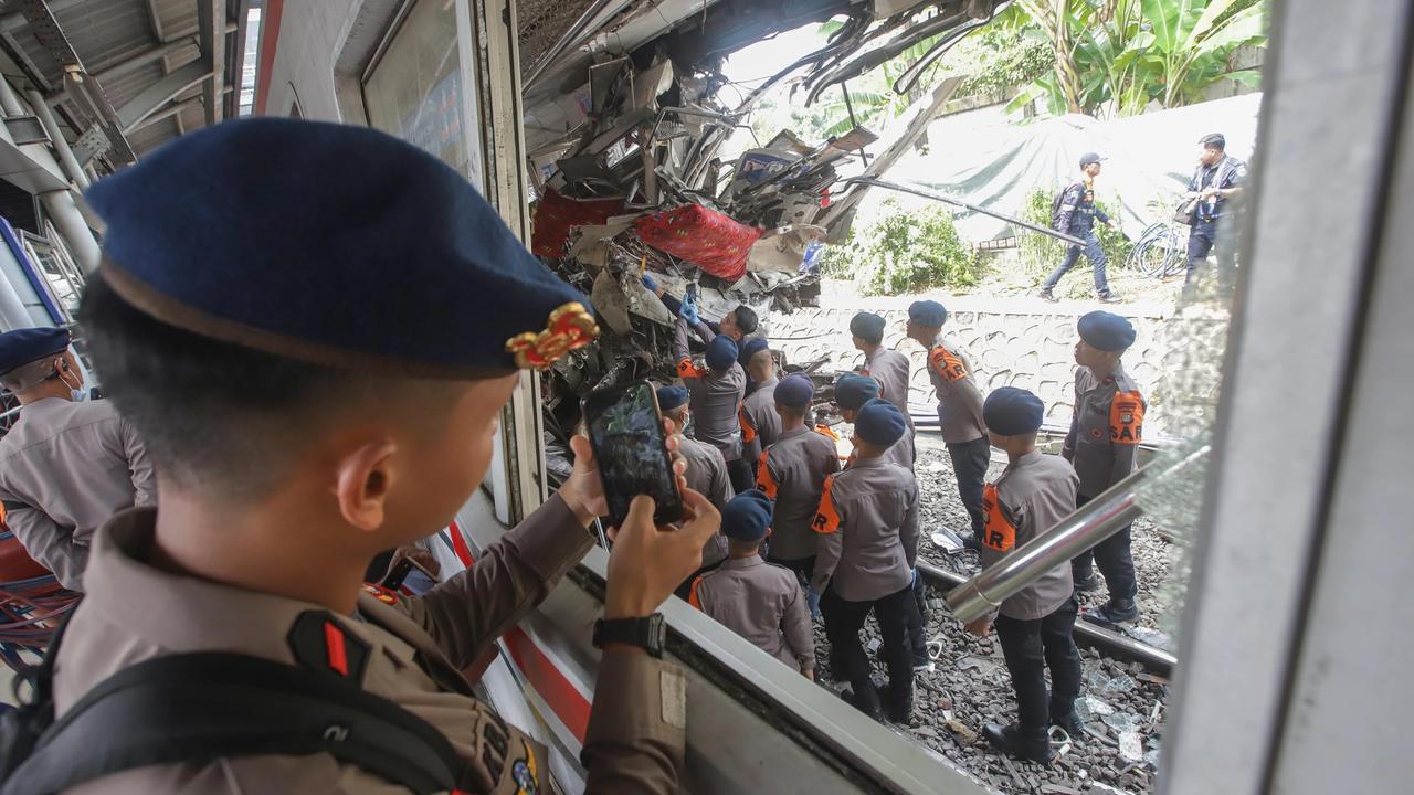 FOTO: Evakuasi Gerbong KRL Commuterline di Stasiun Bekasi Timur