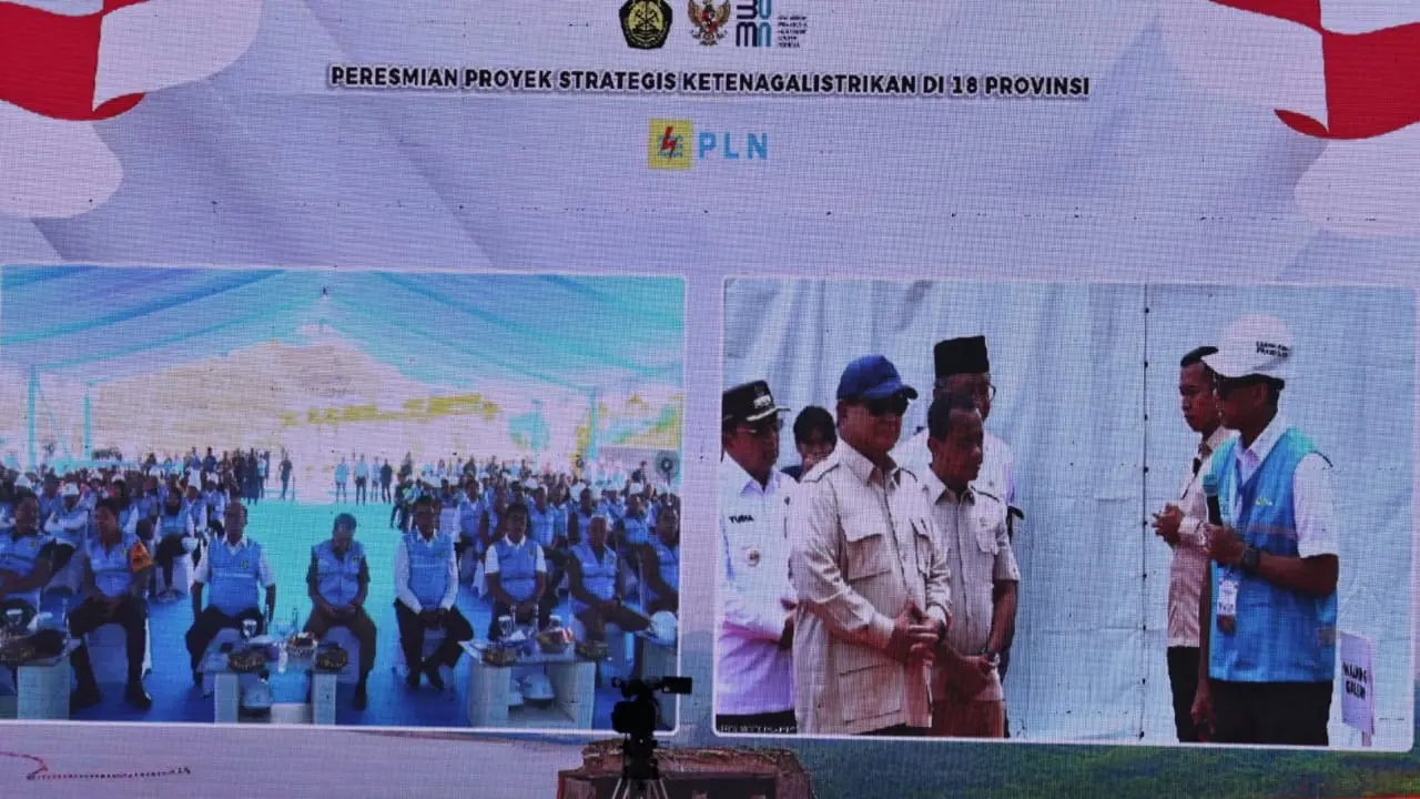 Presiden Prabowo Subianto bersama Penjabat Gubernur Sumatera Utara atau Pj Gubernur Sumut Agus Fatoni meresmikan Pembangkit Listrik Tenaga Air (PLTA) Asahan 3.