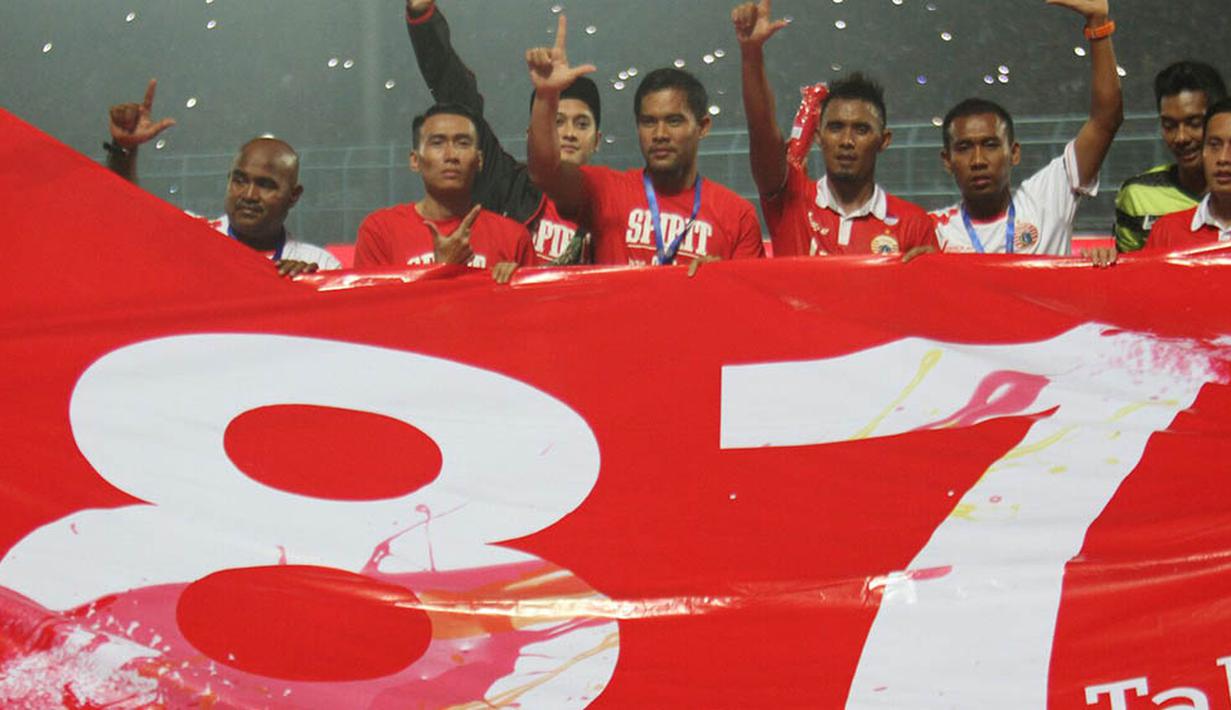Para punggawa Persija merayakan hari jadi klub yang ke-87 tahun saat laga Piala Jenderal Sudirman melawan Arema Cronus di Stadion Kanjuruhan, Malang, Sabtu (28/11/2015). (Bola.com/Robby Firly) 
