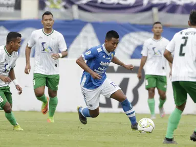 Gelandang Persib Bandung, Febri Hariyadi, berusaha melewati pemain Persiwa Wamena pada laga Piala Indonesia di Stadion Si Jalak Harupat, Bandung, Senin (11/2). Persib menang 7-0 atas Persiwa. (Bola.com/M Iqbal Ichsan)