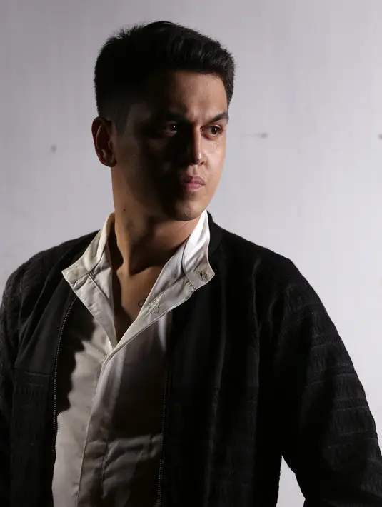 Kevin Julio juga ingin seperti teman-teman artis lain yang bisa menyelaraskan karier dan pendidikan. (Wardrobe by Isis, foto Galih W. Satria/Bintang.com)