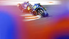Pembalap Suzuki, Joan Mir, dibuntututi Alex Rins, saat beraksi pada balapan MotoGP Eropa di Sirkuit Ricardo Tormo, Valencia, Minggu (8/11/2020). Joan Mir finis pertama dengan catatan waktu 41 menit 37,297 detik. (AP/Alberto Saiz)