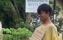 Kemauan Keras Penyandang Disabilitas ini Mencari Uang Halal Panen Pujian, Tulisan Digantung di Lehernya Bikin Sedih