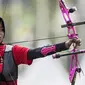 Pemanah putri Indonesia, Choirunisa Diananda, saat berlaga pada nomor recurve women individual Asian Games di Lapangan Panahan, Senayan, Jakarta, Selasa (28/8/2018). Choirunisa Diananda mendapat medali perak. (Bola.com/Vitalis Yogi Trisna)