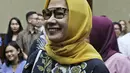 Terdakwa kasus dugaan korupsi investasi perusahaan di blok BMG Australia tahun 2009, Karen Agustiawan tersenyum saat bersiap menjalani sidang lanjutan dengan agenda pembacaan putusan oleh majelis hakim di Pengadilan Tipikor, Jakarta, Senin (10/6/2019). (Liputan6.com/Herman Zakharia)