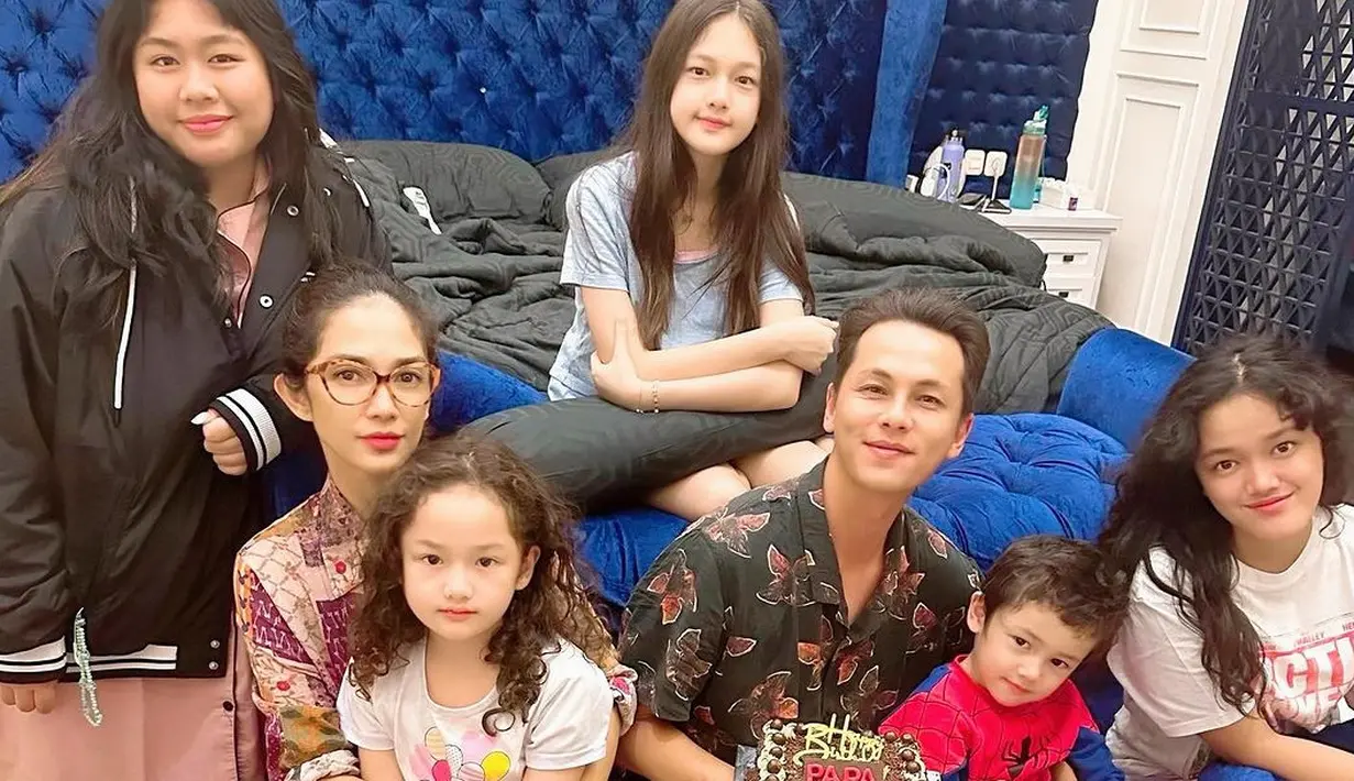 <p>Bangun tidur, Andhika langsung mendapatkan kejutan sederhana dari istri dan kelima anaknya. Setelah menikmati kue ultah, Ussy mengajaknya jalan-jalan. [Instagram/ussypratama]</p>