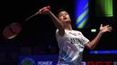 Pebulu tangkis tunggal putra Indonesia, Anthony Sinisuka Ginting berusaha mengembalikan bola saat menghadapi sesama wakil Indonesia, Jonatan Christie pada laga final tunggal putra kejuaraan bulu tangkis All England 2024 di Utilita Arena, Birmingham, Inggris (17/3/2024) malam WIB. Anthony Ginting kalah dua gim langsung (15-21, 14-21). (AP Photo/Rui Vieira)