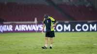 Pelatih Timnas Indonesia, Shin Tae-yong tampak memeriksa kualitas rumput dengan menjejak-jejak kakinya saat sesi latihan resmi menjelang laga lanjutan putaran Grup C Kualifikasi Piala Dunia 2026 melawan Jepang di Stadion Utama Gelora Bung Karno (SUGBK), Senayan, Jakarta, Kamis (14/11/2024). (Bola.com/Bagaskara Lazuardi)