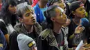 Sejumlah penggemar musik Punk dengan mengenakan atribut jaket dengan emblem dan dihias dengan aksesoris spike di Gedung Komisi Pemberantasan Korupsi (KPK), Kuningan, Jakarta, Jum'at (20/02/2015).(Liputan6.com/Andrian M Tunay)