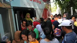 Menikmati libur Natal 2015, sejumlah warga memanfaatkan Bus City Tour untuk berkeliling di halte Masjid Istiqlal, Jakarta, Sabtu (26/12/2015). (Liputan6.com/Yoppy Renato)