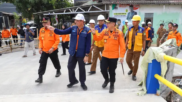 Penjabat Bupati Bekasi, Dani Ramdan meninjau progres pengerjaan Jembatan Kali Sadang yang berada di Pasar Rengas, Kelurahan Wanasari. (Istimewa)