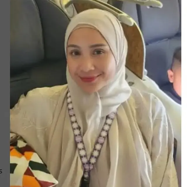 Usai Pakai Hijab Murah, Nagita Slavina Kenakan Baju Berhiaskan Kristal Swarovski Saat Umrah
