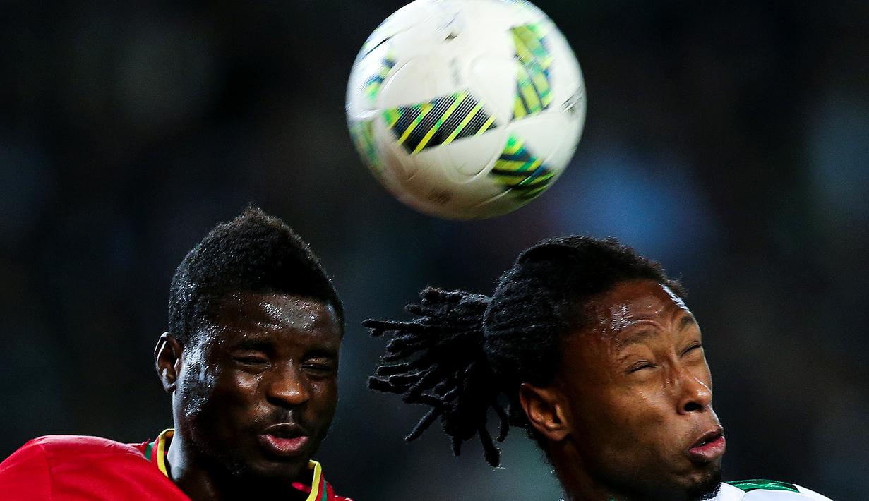 Pemain Sporting CP, Ruben Semedo (kanan), berebut bola dengan pemain Rio Ave, Wakaso, dalam Liga Portugal di Stadion Alvalade, Lisbon, Portugal, (8/2/2016). (EPA/Jose Sena Goulao)