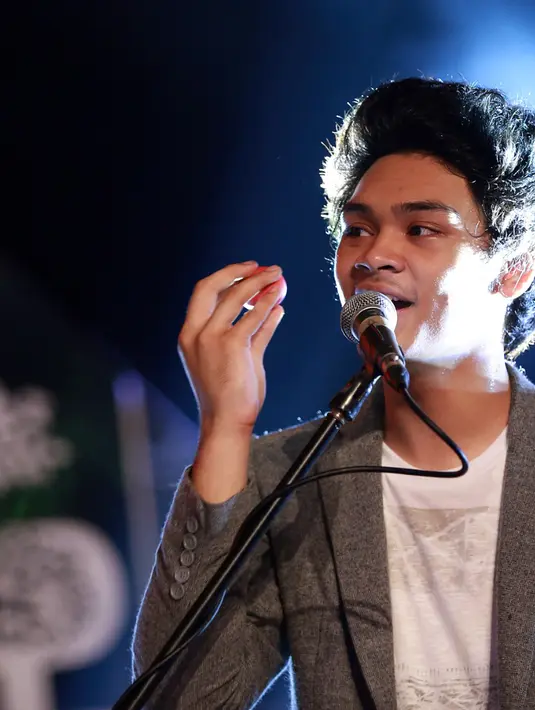 Ketika di atas panggung The Overtunes memang tampil lebih lepas di panggung EPIC yang cukup megah, satu demi satu lagu dilantunkan The Overtunes secara harmonis, membuat suasana malam terasa makin syahdu. (Deki Prayoga/Bintang.com)