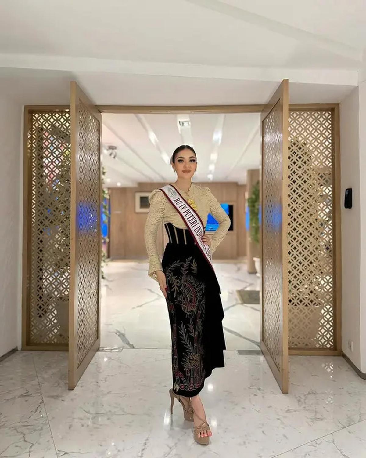 6 Gaya Ghina Raihanah saat Pakai Kebaya, Elegan Memesona