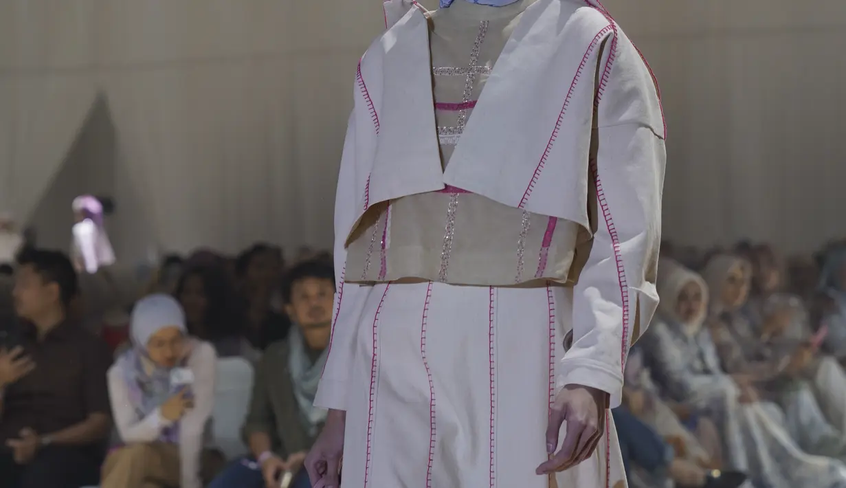 Saat itu, perahu pinisi dibuat tanpa menggunakan peralatan canggih dan modern. Nahasnya, sang suami gugur di tengah laut dan tidak pernah kembali ke rumah. [Foto: Document/RiaMiranda]