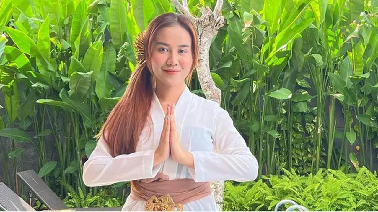 Resolusi Mayang Adik Vanessa Angel di 2025: Skripsi Selesai dan Job Melimpah