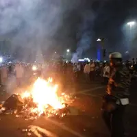 Suasana terkini demo 4 November. Demo ricuh, sehingga petugas keamanan harus menembakkan gas air mata. (Bambang E. Ros/Bintang.com)
