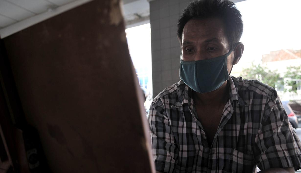 Seniman lukis menyelesaikan karyanya di pinggir Jalan Pintu Besar Selatan, Pinangsia, Jakarta, Selasa (2/6/2020). Pandemi virus corona COVID-19 ditambah adanya PSBB mengakibatkan penghasilan para pelukis di kawasan Kota Tua tersebut turun hingga 80 persen. (merdeka.com/Iqbal S. Nugroho)