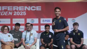 Pemain Oxford United, Marselino Ferdinan, berbicara pada sesi konferensi pers Piala Presiden 2025 di SCTV Tower, Jakarta Pusat, pada Jumat (4/7/2025).(Bola.com/Muhamad Iqbal Ichsan)