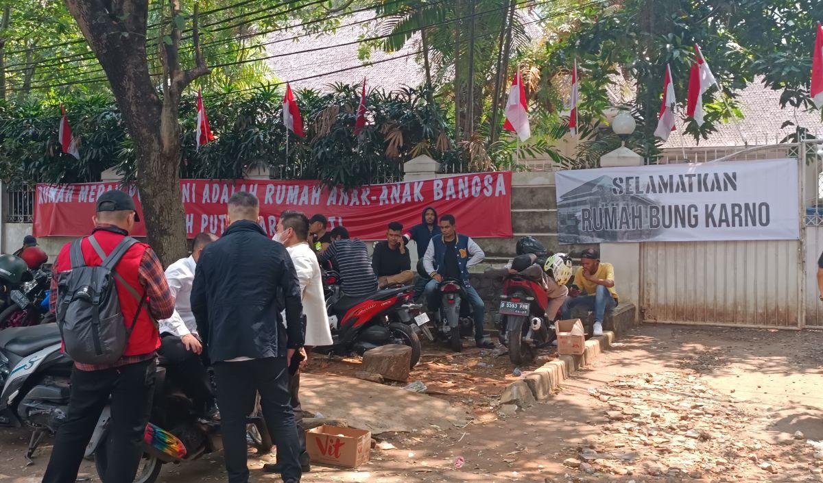 Sebagai anak dari Presiden pertama Indonesia, bukan hanya dirinya saja yang disebut terzalami melainkan juga terhadap negara dan bangsa.