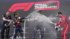 Pembalap Red Bull, Max Verstappen (kedua kanan) dan Sergio Perez (kedua kiri) merayakan kemenangan timnya bersama pembalap Ferrari, Carlos Sainz setelah Formula 1 GP Jepang 2024 di Sirkuit Suzuka, Jepang, Sabtu (07/04/2024). (AP Photo/Hiro Komae)