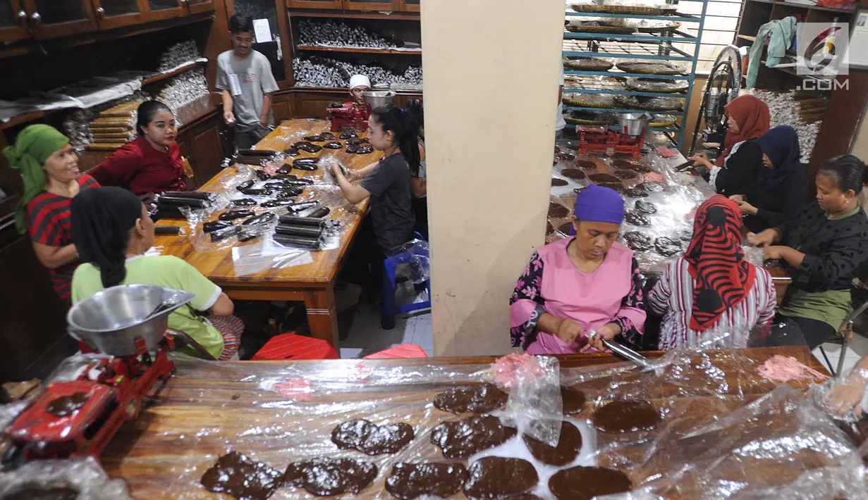 Pekerja mengemas dodol keranjang di pabrik Ny Lauw, Neglasari, Tangerang, Banten, Minggu (27/1). Dodol keranjang untuk Imlek ini dijual dengan harga Rp 63 ribu per kilogram. (Merdeka.com/Arie Basuki)
