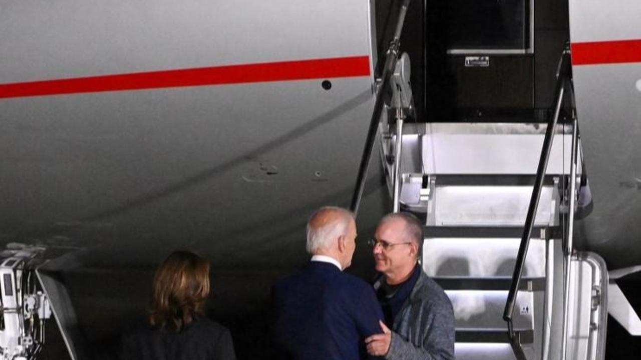 Di tempat itu terlihat Presiden Joe Biden dan Wakil Presiden Kamala Harris menunggu untuk menyambut mereka. Foto: ROBERTO SCHMIDT / AFP