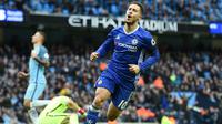 6. Eden Hazard (Chelsea) - Bintang Belgia ini punya kualitas yang hampir sama dengan Ronaldo. Kemampuan mendribel bola dengan cepat dan skill yang mumpuni membuat Real Madrid harus mempertimbangkan untuk memakai jasanya. (AFP/Paul Ellis)