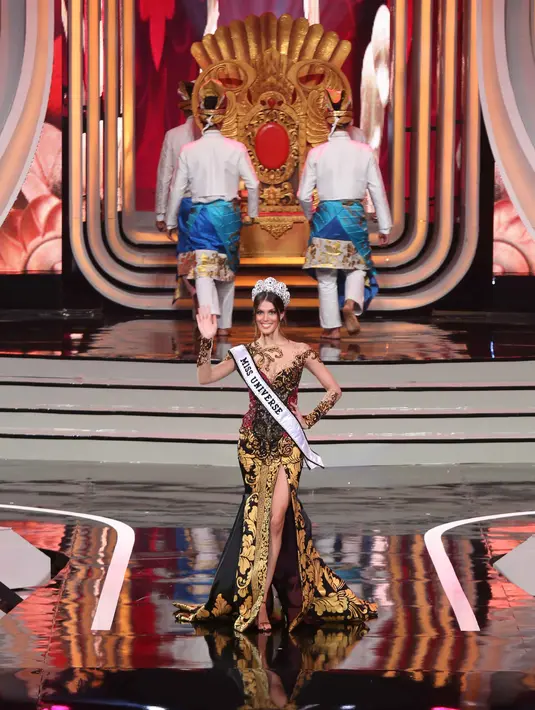 Satu hari menjelang malam puncak, Iris tiba di Indonesia. Mengenakan mahkota kebanggaan Miss Universe 2016, Iris begitu antusias untuk menjadi saksi mata lahirnya Puteri Indonesia 2017. (Nurwahyunan/Bintang.com)