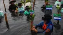 Selain untuk menjaga kelestarian alam di wilayah pesisir, penanaman 1.000 pohon mangrove  juga mendukung gerakan net zero emission. (Liputan6.com/Angga Yuniar)