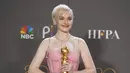 Julia Garner berpose dengan penghargaan peran pendukung terbaik dalam serial televisi "Ozark"  selama Golden Globe Awards ke-80 di Beverly Hilton Hotel di Beverly Hills, California (10/1/2023). Aktris 28 tahun itu tampak terkejut dan tak menyangka atas kemenangannya. (Photo by Chris Pizzello/Invision/AP)