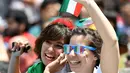 Dua suporter cantik asal Italy memberikan semangat  kepada timnya saat melawan Swedia pada laga grup E Euro Cup 2016 di Stadion Municipal, Toulouse, Jumat (17/6/2016) WIB. (AFP/Vincenzo Pinto)