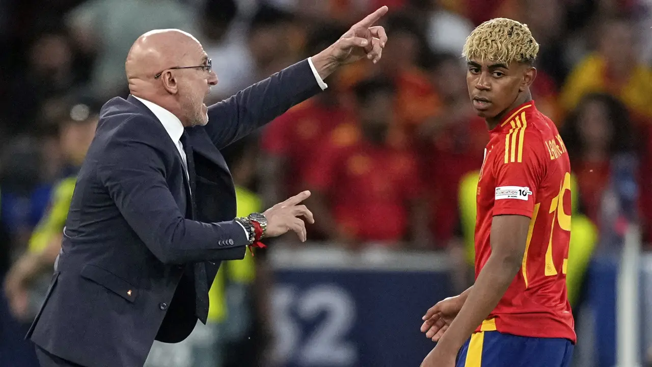 Pelatih Spanyol Luis de la Fuente memberi instruksi kepada Lamine Yamal