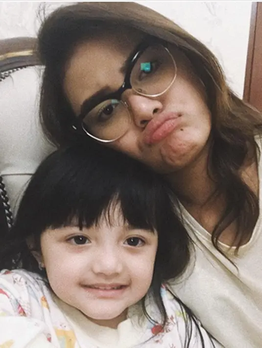 "Aku ngapain juga dia ikutin. Aku kibas rambut, ikut. 'Cio ngapain?'. 'Biar kayak kakak', katanya," sambung Aurel menambahkan. (Instagram/ashanty_ash)