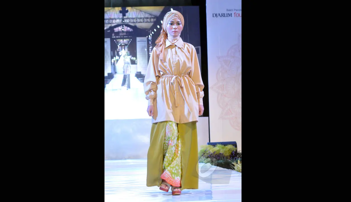 Model berpose memakai busana rancangan Irna Mutiara dan siswi SMK binaan di Kudus, Jawa Tengah, Rabu (11/3/2015). Fashion show tersebut merupakan bagian dari peresmian SMK NU Banat sebagai sekolah fashion khusus busana muslim. (Liputan6.com/Panji Diksana)