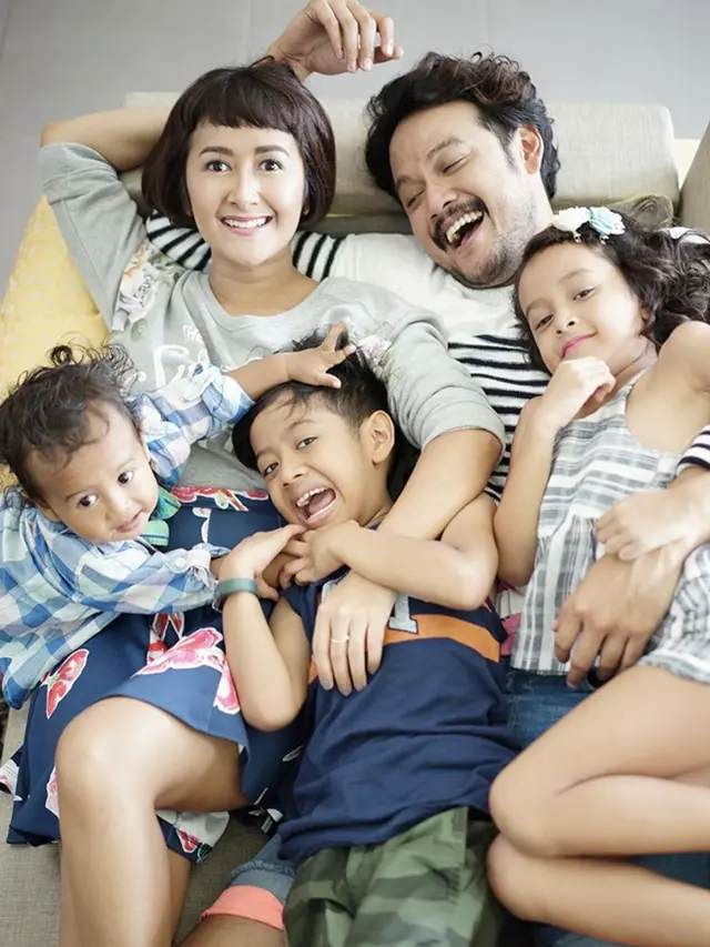 6 Potret Keluarga Dwi Sasono dan Widi Mulia, Selalu Kompak