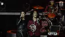 Vokalis grup band Slank, Kaka berduet dengan penyanyi wanita, Kikan dalam konser konser yang bertajuk Slank In Love di Jakarta, Selasa (27/2). Slank  dan mantan Vokalis Cokelat itu menyanyikan lagu "Foto Dalam Dompetmu". (Liputan6.com/Faizal Fanani)