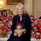 Camilla Pose dengan Puluhan Boneka Beruang sebagai Penghormatan pada Ratu Elizabeth II (Tangkapan Layar Instagram/theroyalfamily)