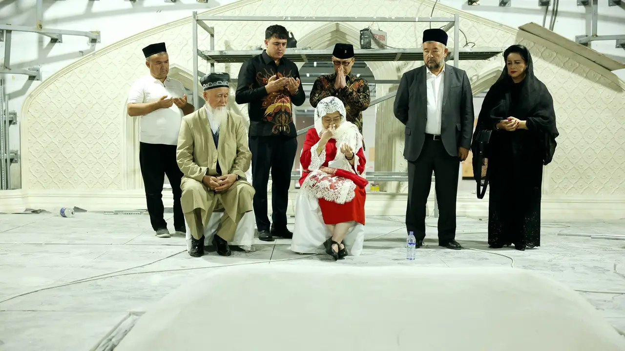 Presiden Kelima RI Megawati Soekarnoputri berkunjung untuk melakukan ziarah ke makam Imam Al Bukhari, di Desa Khartang.