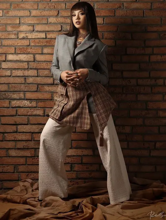 Tak hanya memiliki suara emas, Lyodra Ginting juga dikenal fashionable. Melalui akun instagramnya Lyodra sering membagikan mix and match baju yang nyaman namun terlihat stylish ketika dipakainya. (Instagram/lyodraofficial).