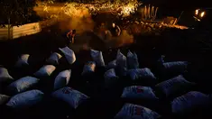 Jesus Luis Remiro, Salvador Remiro dan Jose Mari Nieva mengambil arang  tradisional di Viloria, Spanyol utara (11/9). Hanya segelintir warga yang dapat membuat arang tradisional dari kayu bakar. (AP Photo/Alvaro Barrientos)