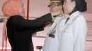 Gubernur Banten Ratu Atut Chosiyah melantik Bupati Serang terpilih masa jabatan 2010-2015, Taufik Nuriman dan wakilnya Tatu Chasanah (kanan) dalam sidang paripurna DPRD Serang, Banten.(Antara)
