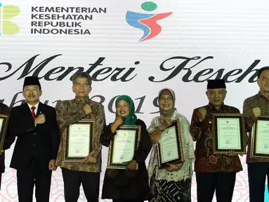 Menkes Terawan Agus Putranto (kedua kiri) bersama peraih Anugerah Menteri Kesehatan 2019 di Jakarta, Selasa (12/11/2019). Penghargaan diberikan kepada yang berjasa dalam pembangunan bidang kesehatan, salah satunya Komisaris Utama Emtek Grup Eddy Sariaatmadja (kedua kanan). (Liputan6.com/Johan Tallo)