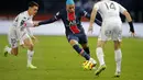 Penyerang PSG, Kylian Mbappe berusaha melewati pemain Lorient, Enzo Le Fee dan Jerome Hergault pada pertandingan lanjutan Liga 1 Prancis di Parc des Princes di Paris, Prancis, Kamis (17/12/2020). PSG mengunggah gaya rambut dan selebrasi Mbappe di Instagram-nya. (AP Photo/Christophe Ena)