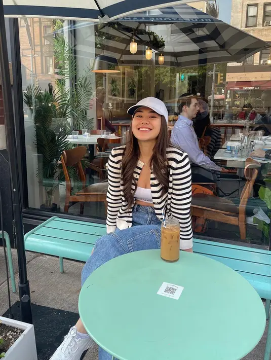 Ia mengenakan crop bra Calvin Klein yang dipadukan dengan striped cardigan dan jeans [@aaliyah.massaid]