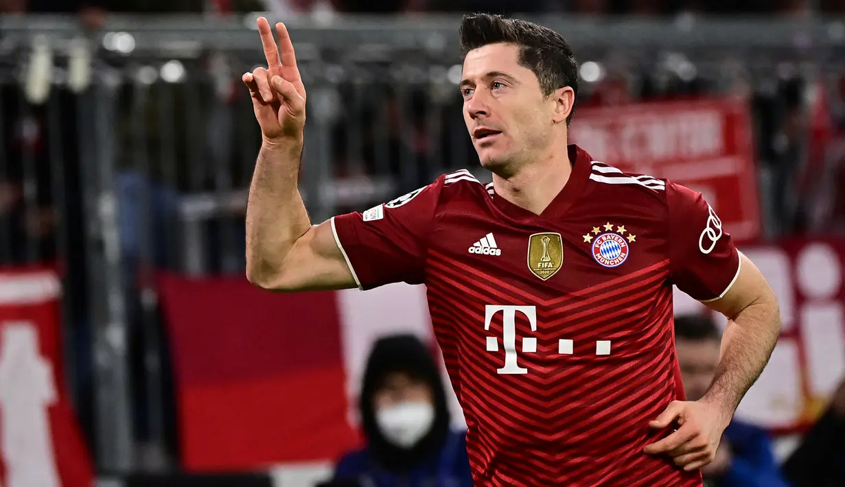 Pemegang Sepatu Emas Eropa tahun lalu, Robert Lewandowski masih menjadi pesaing teratas sebagai pencetak gol terbanyak di lima liga top Eropa. Ia telah megoleksi 56 poin dengan mencetak 28 gol dan 1 assist dalam 25 pertandingannya di Bundeliga bersama Bayern Munchen. (AFP/Tobias Schwarz)